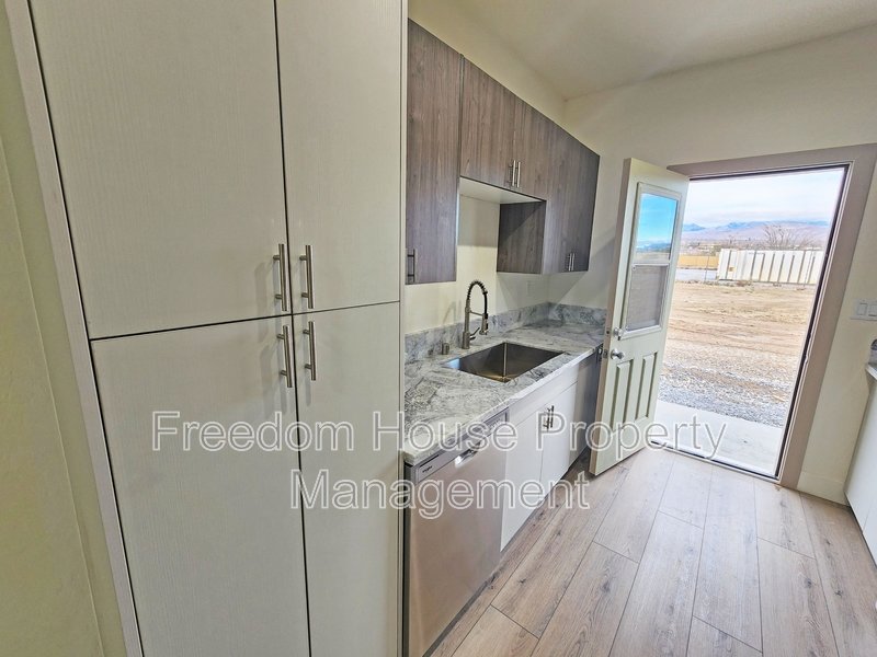 1340 Arrowhead Street - 3 property image