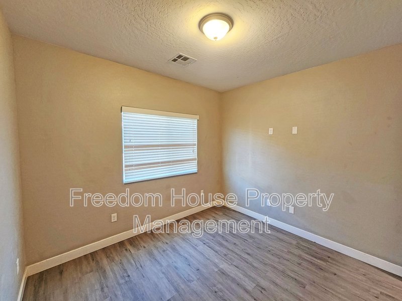 1121 Sixshooter Avenue - 2 property image