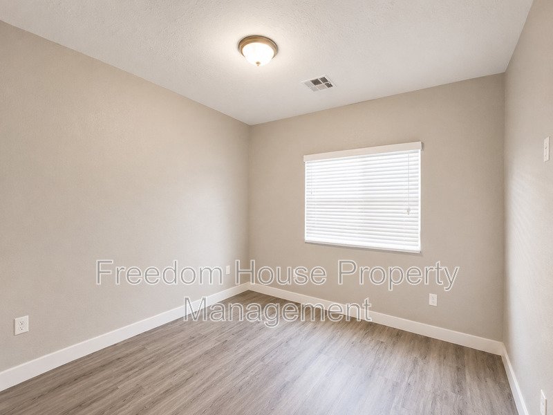1121 Sixshooter Avenue - 2 property image