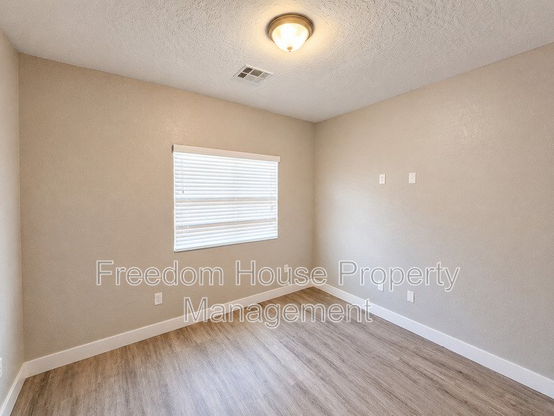 1121 Sixshooter Avenue - 2 property image