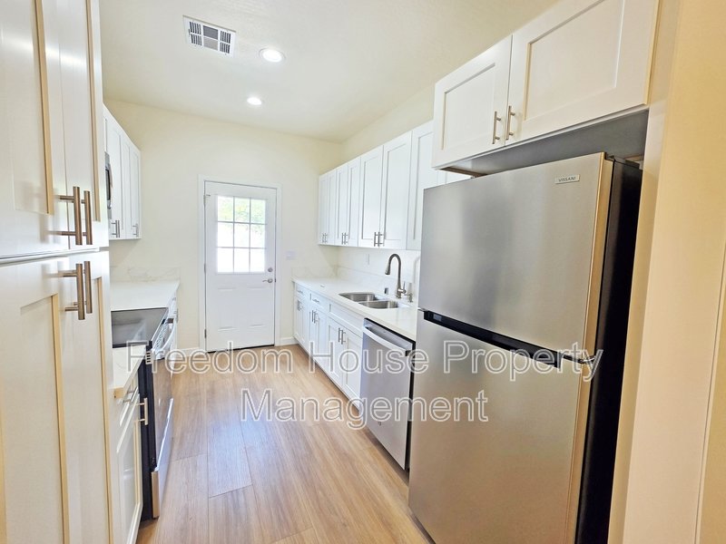 1701 Sycamore Avenue - A property image