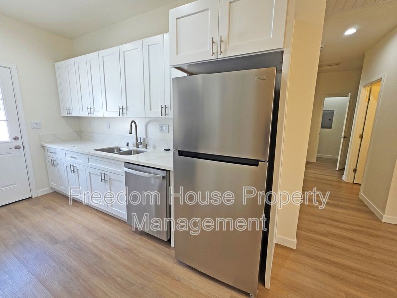 1701 Sycamore Avenue - A property image